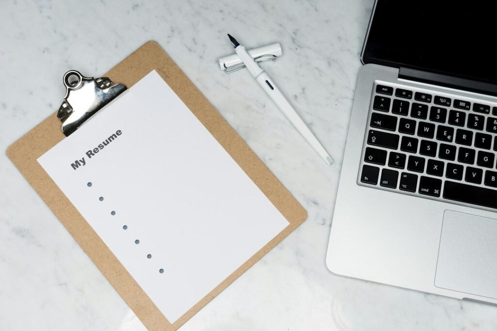 TS Blog — CV annoté sur un bureau Pourquoi votre CV ne passe-t-il pas toujours le premier filtre ?